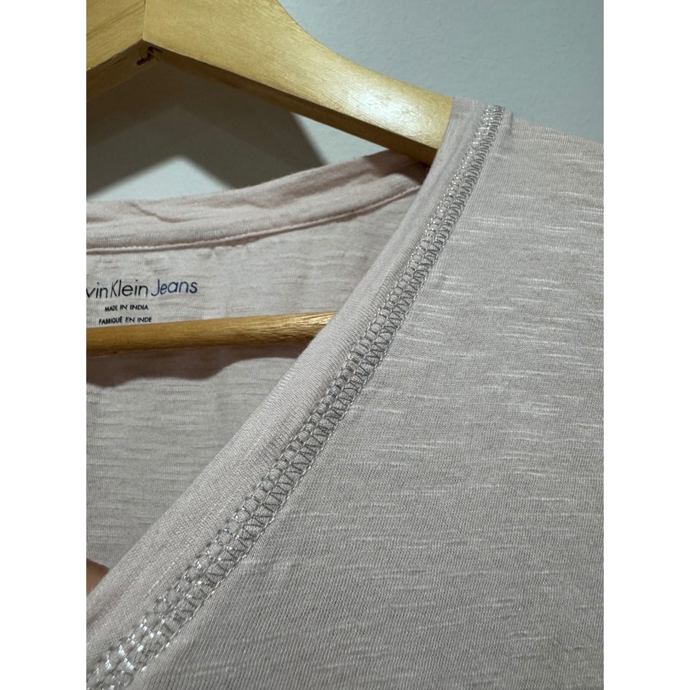 Calvin Klein Jeans Pink NYC Skyline Graphic V-Neck T-Shirt Silver CK Logo Medium - Picture 4 of 6